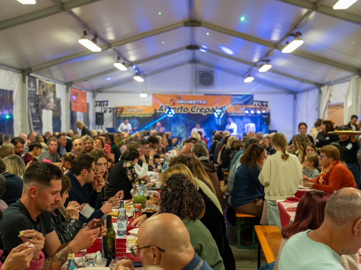 Pubblico e volontari in piazza